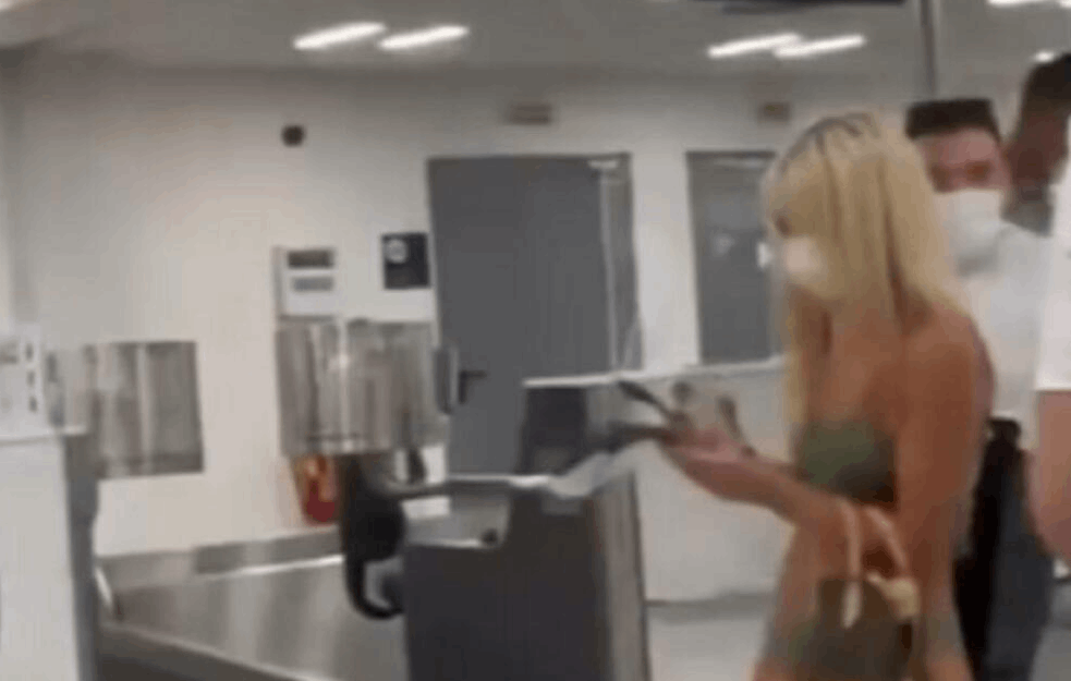 <span style='color:red;'><b>POLUGOLA</b></span> DEVOJKA ŠETALA SE PO AERODROMU: Putnici u čudu zurili u nju! (VIDEO) 